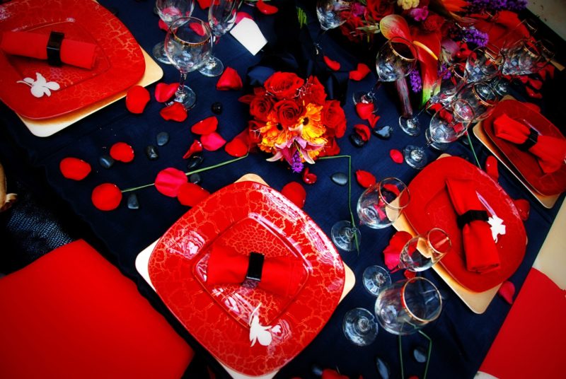 Red dinnerware for event at Detroit Institute of Arts